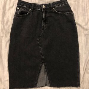 H&M black skirt size 6